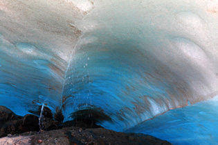 Eishöhle am Fuß des Gletschers